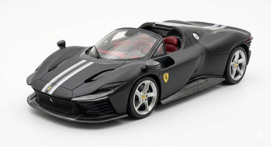 Ferrari Daytona SP3 Negro Mate con Rayas Blancas e Interior Rojo Fundición a Presión 1/64